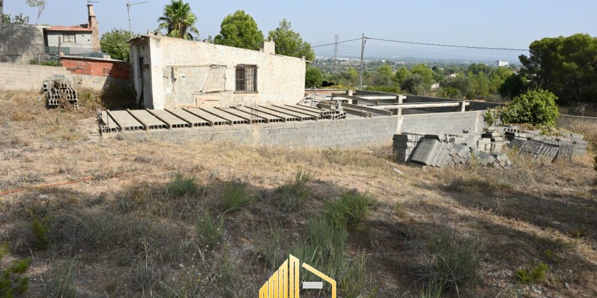PARCELA CON CONSTRUCCION EN LLIRIA