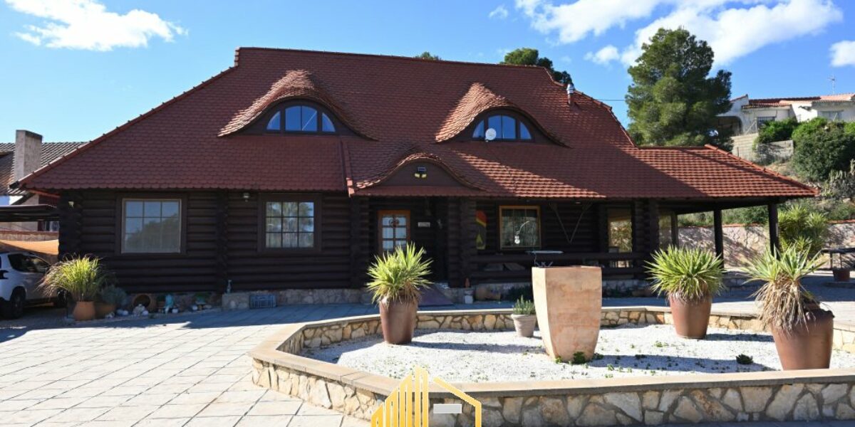 SPECTACULAR WOODEN HOUSE