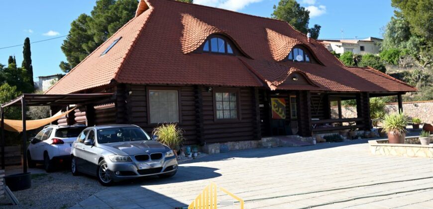 SPECTACULAR WOODEN HOUSE